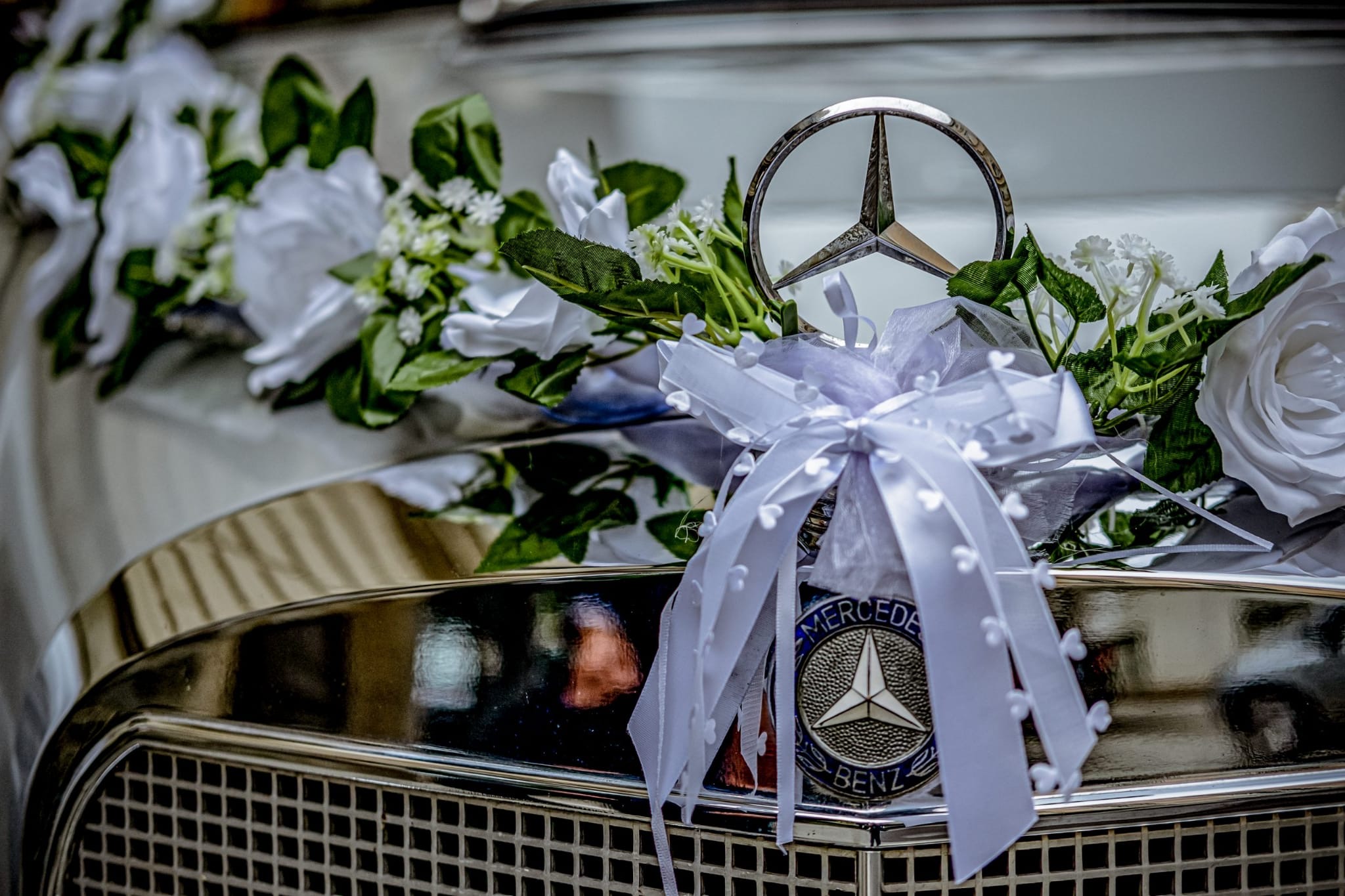 Blumenschmuck für Hochzeitsautos