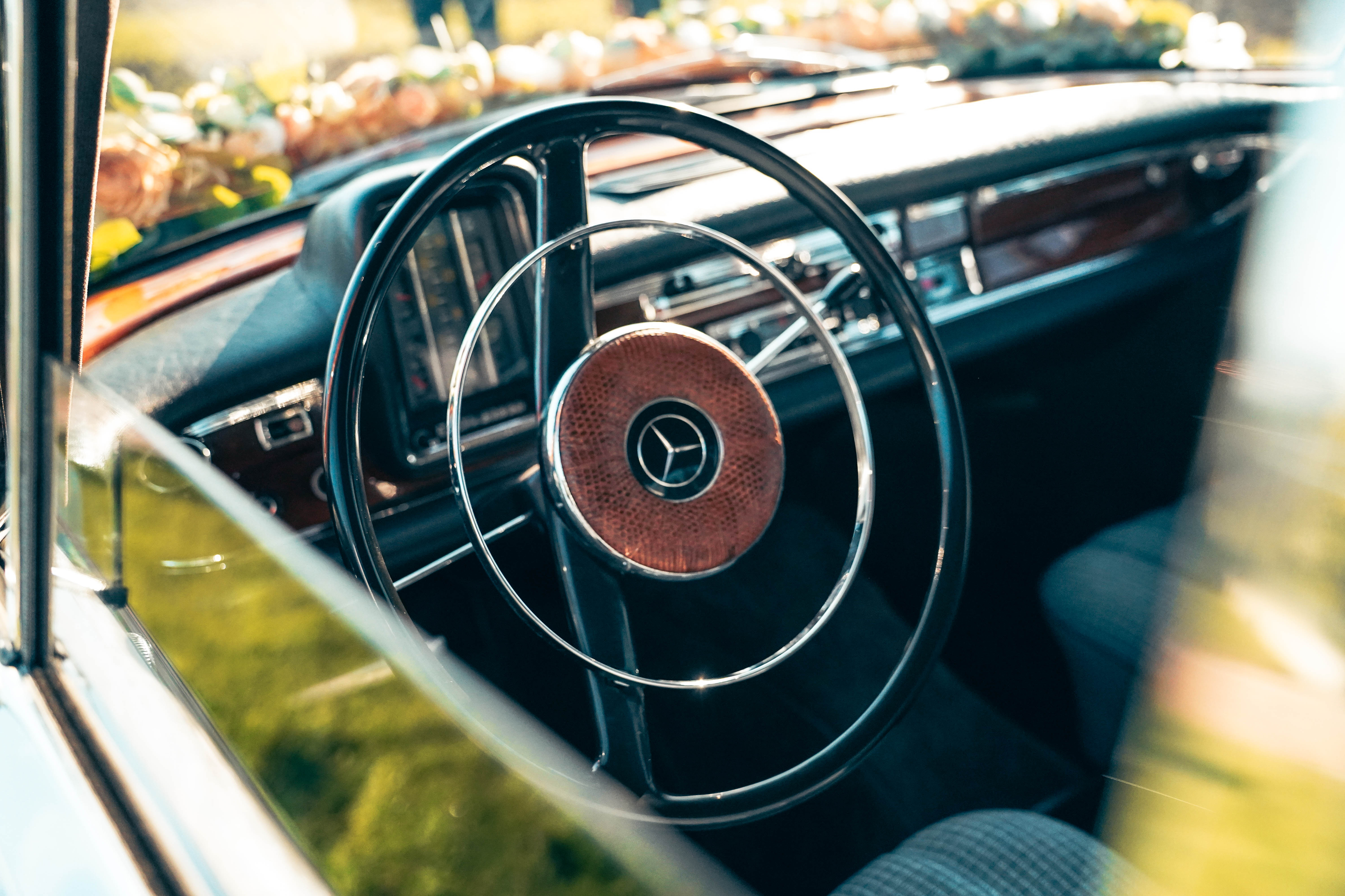 Mercedes Benz SE220 – Elegant & stilvoll für Ihre Feier